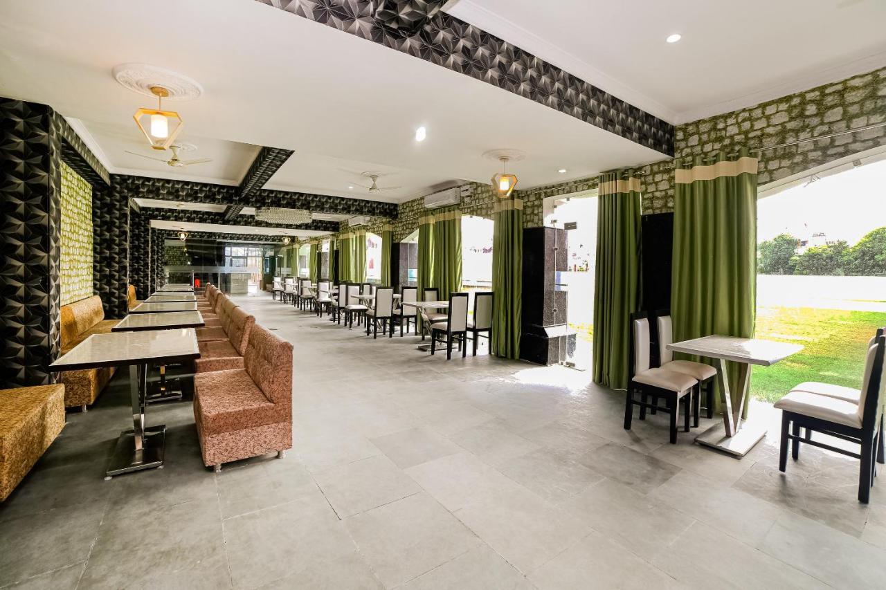 Oyo 41923 Prema Kunj Resort Джханси Экстерьер фото